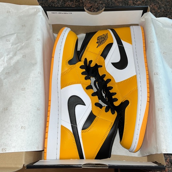 Air Jordan 1 Mid Shoes in TAXI/BLACK Combo 💛🖤 - Picture 10 of 14